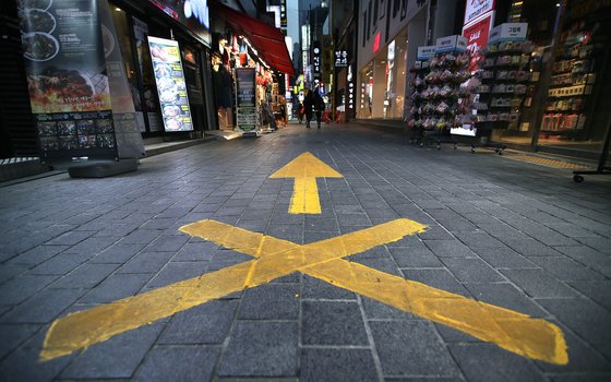 정부가 사회적 거리두기를 2.5 단계로 격상하기로 결정한 6일 서울 명동 거리가 한산하다. 우상조 기자
