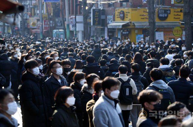 수시모집 논술고사를 마친 수험생들이 6일 서울 종로구 성균관대학교 고사장을 나서고 있다.  이날 논술고사를 치른 주요 대학들은 코로나19 확산 방지를 위해 수험생 외 학부모를 비롯한 모든 외부인들의 학내 출입을 금지했다. 윤성호 기자