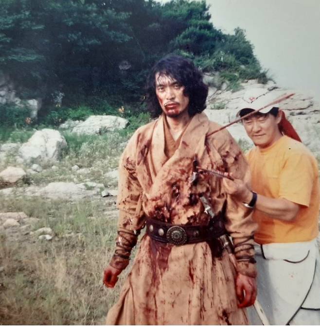 2003년 드라마 ‘다모’ 주연을 맡은 배우 김민준과 홍기천 감독(오른쪽). 홍기천 제공