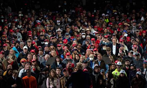 5일(현지시간) 미국 조지아주 발도스타 공항에 트럼프 대통령 지지자들이 모여 있는 모습. 발도스타=AFP연합뉴스