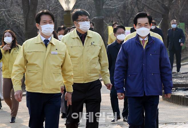 안병용 시장(오른쪽)과 황범순 부시장 등 시 관계자들이 직동공원을 걷고 있다.