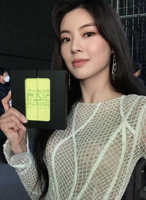 Lee Sun-bin X Bae Jin-nam, I Musici of the prize winner...2020 MAMA Celebratory photoActor Lee Sun-bin 2020 MAMA Celebratory photohas released the book.Lee Sun-bin said on his SNS on the 6th, Wolmei is the boss!! Jung Nam was awarded with his brother.It was a long time since I was more happy. I was comfortable because I was comfortable because I was so sorry.  Haha, but I was so happy! The photo showed Lee Sun-bin and Bae Jin-nam, who met as the winners of the 2020 MAMA (Mnet ASIAN MUSIC AWARDS, Mnet Asian Music Awards).The attractive visuals and auras of two people dressed in dresses and suits catch their eye.Lee Sun-bin and Bae Jin-nam have appeared together in the movie Okka Madame which was released in August.Meanwhile, Lee Sun-bin is waiting for the release of the film Mission Passable (Gase) - now in full swing in filming Bacteria.