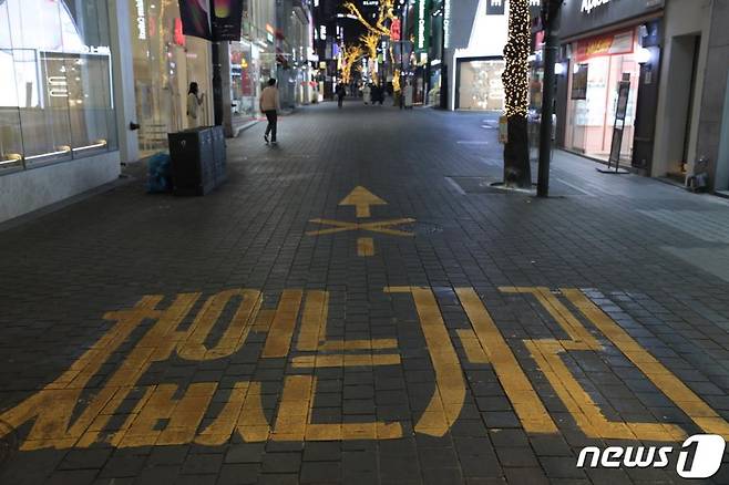 정부가 8일 0시부터 수도권의 사회적 거리두기를 2.5단계로 격상한다. 사진은 6일 밤 셧다운제 영업으로 발길이 뚝 끊긴 서울 명동거리./사진=뉴스1