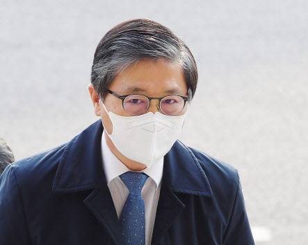 변창흠 국토교통부 장관 후보자가 7일 오전 과천 서울지방국토관리청으로 출근하고 있다. [연합]