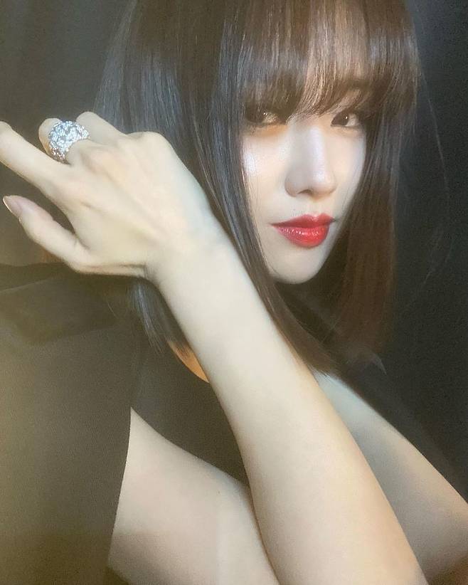 Park Ha-sun, pure  Fascination + Dizzy Dress figure mama behindActor Park Ha-sun released a behind-the-scenes photo of Mnet 2020 MAMA.Park Ha-sun posted an article entitled Bahind # Mama and several photos on December 7th in his personal instagram.Park Ha-sun in the public photo is taking a selfie with a dodgy look with the 2020 MAMA script.In another photo, Park Ha-sun showed off her chic charm by showing off her dizzy Dress figure, especially with dark smokey makeup that caught her eye.Park Ha-sun, meanwhile, appeared as a winner of the 2020 MAMA: he is currently appearing on Kakao TVs Doing a Day and JTBCs There is no House in Seoul.Lee Ye-ji