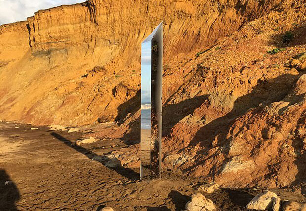 6일 오전 영국 잉글랜드 남단 와이트섬 해변에서 높이 2.5m의 금속기둥이 발견됐다.