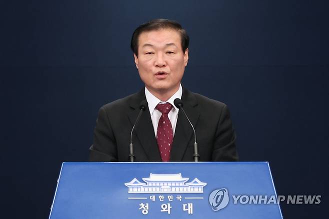 문 대통령, 코로나 역학조사 강화 지시 (서울=연합뉴스) 김주성 기자 = 정만호 청와대 국민소통수석이 7일 오전 청와대에서 신종 코로나바이러스감염증(코로나19) 방역과 관련한 문재인 대통령의 지시사항에 관해 설명하고 있다.       문 대통령은 이날 선별진료소의 야간·휴일 확대 운영과 역학조사 역량을 강화할 것을 지시했다. 2020.12.7 utzza@yna.co.kr