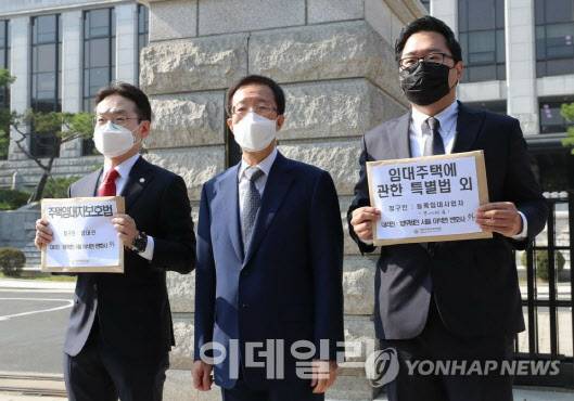 대한주택임대인협회는 정부의 민간임대주택특별법 개정 및 주택임대차보호법 개정이 위헌이라며 지난 10월19일 헌법소원 심판을 청구했다. 사진 왼쪽부터 김성호 협회자문변호사, 이석연 법무법인 서울 대표변호사, 성창엽 대한주택임대인협회 회장. [사진 연합뉴스]