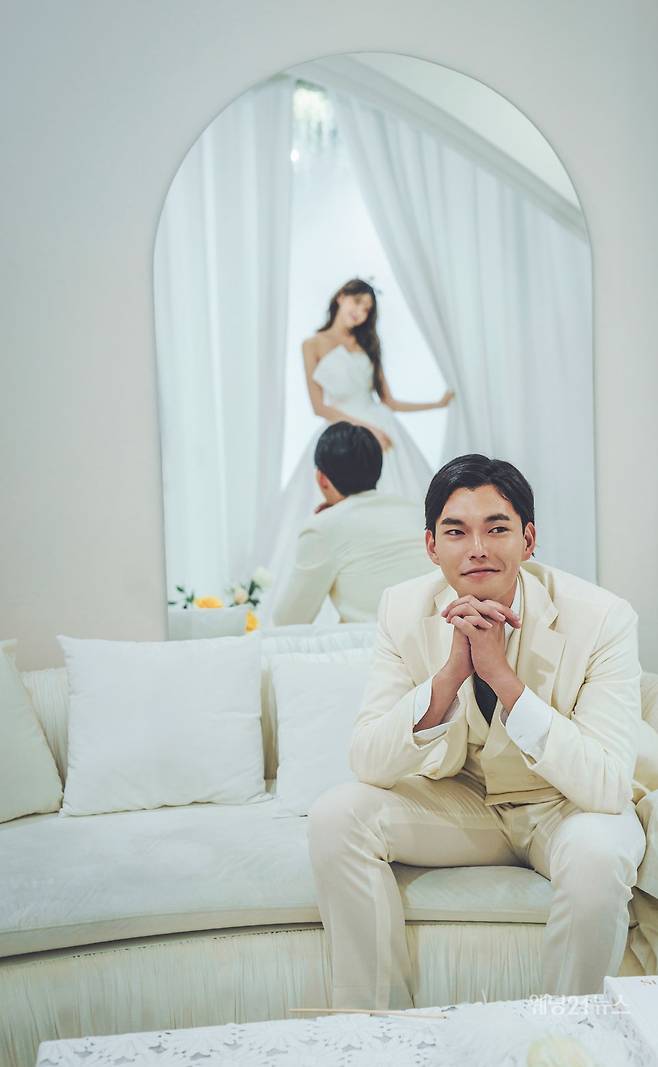 사진 : 웨딩드레스 스텔라드마리에,&nbsp;포토그래퍼 정대철(메르시1205),&nbsp;모델 노재희, 한승수,&nbsp;헤어 최운 메이크업 오지은(뷰티진동희),&nbsp;디렉터 임은정,&nbsp;스타일리스트 박소현,&nbsp;비디오그래퍼 김예은(뮤지엄307),&nbsp;플라워 블랑드로미오