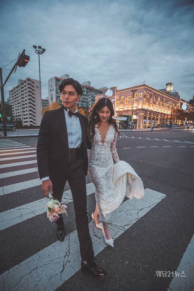 사진 : 웨딩드레스 스텔라드마리에,&nbsp;포토그래퍼 정대철(메르시1205),&nbsp;모델 노재희, 한승수,&nbsp;헤어 최운 메이크업 오지은(뷰티진동희),&nbsp;디렉터 임은정,&nbsp;스타일리스트 박소현,&nbsp;비디오그래퍼 김예은(뮤지엄307),&nbsp;플라워 블랑드로미오