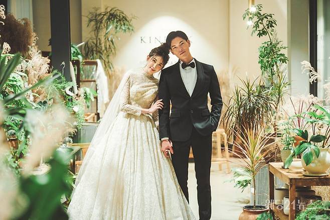 사진 : 웨딩드레스 스텔라드마리에,&nbsp;포토그래퍼 정대철(메르시1205),&nbsp;모델 노재희, 한승수,&nbsp;헤어 최운 메이크업 오지은(뷰티진동희),&nbsp;디렉터 임은정,&nbsp;스타일리스트 박소현,&nbsp;비디오그래퍼 김예은(뮤지엄307),&nbsp;플라워 블랑드로미오