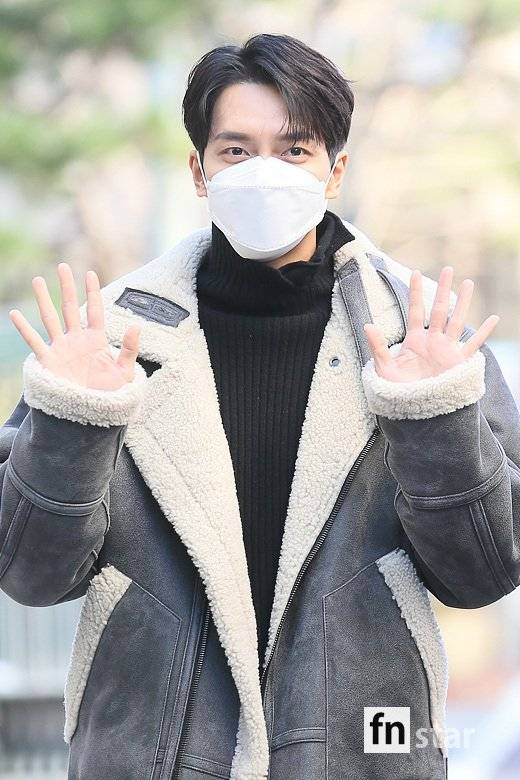  Actor Lee Seung-gi attended KBS 2TVs Sketchbook of Yoo Hee-yeol on KBS on August 8 at the Seoul Yeondeungpo District Yeouyi.