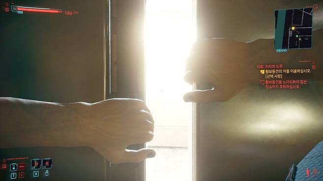 잠긴 문은 힘으로 열면된다.