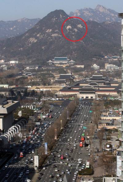 동전던지기로 조선의 도읍지로 확정된 한양. 그러나 북악산의 얼굴이 고개를 돌리고 있는 형국(원안)이어서 풍수상 불안하다는 평을 받았다. |연합뉴스