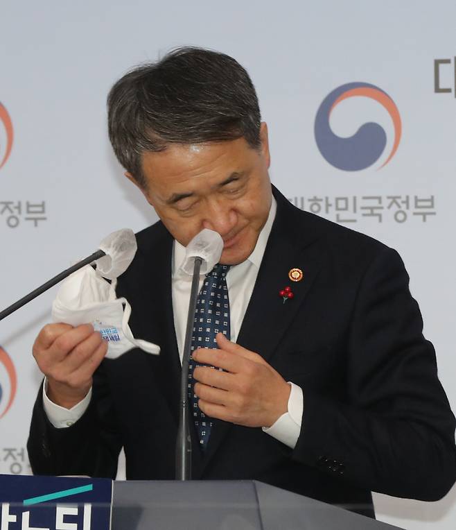 박능후 보건복지부 장관이 8일 정부서울청사에서 코로나19 백신 도입 계획을 발표하기 전 마스크를 벗고 있다. [연합]