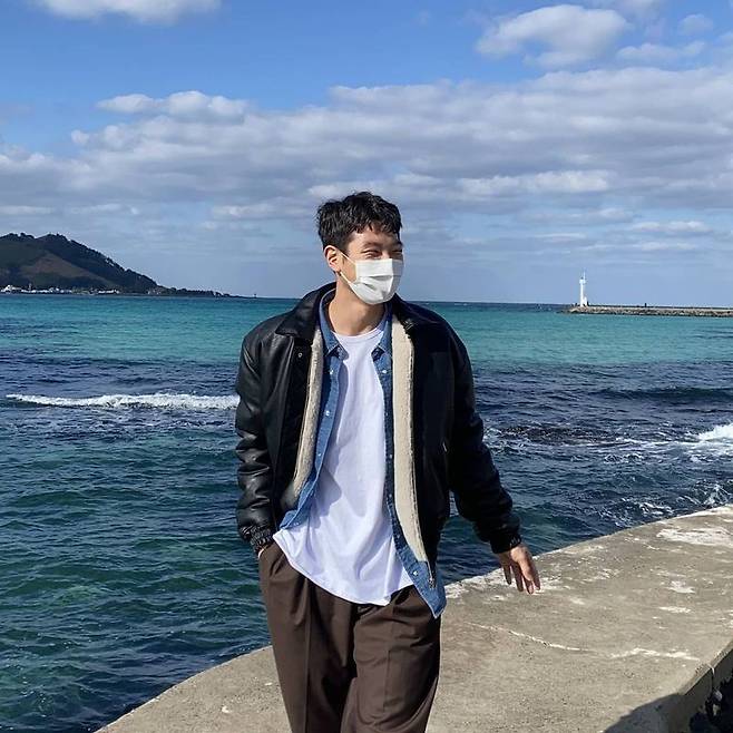 Kyungri Jinwoon, A loved one Smile after DischargeJinwoon shows off his watery visualsSinger Jinwoon posted three photos on his instagram on December 8th.The photo shows Jeong Jinwoon smiling brightly in a mask against the background of the sea; the look that seems to have become more palpable after the discharge catches the eye.kim myeong-mi