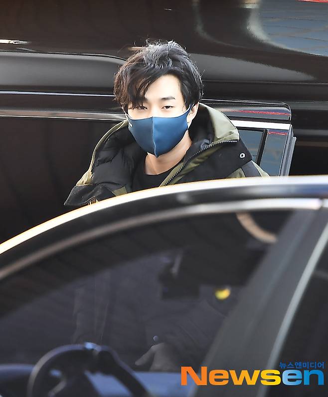 Henry Lau Way to work warm to live even if it is coldSinger Henry Lau enters the station for a broadcast program recording on December 8.