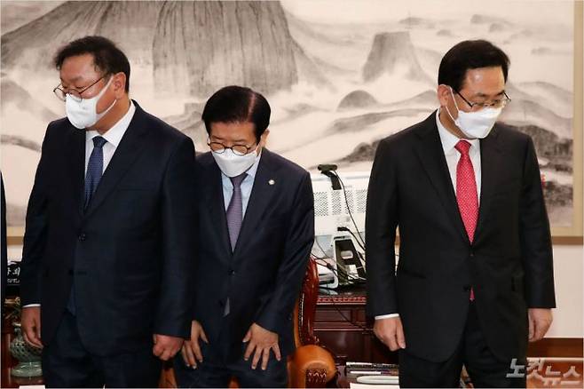 박병석 국회의장과 여야 원내대표가 7일 오전 국회 의장실에서 열린 정례회동에서 기념촬영을 마친뒤 자리고 돌아가고 있다. 왼쪽부터 더불어민주당 김태년 원내대표, 박 의장, 국민의힘 주호영 원내대표. 윤창원기자