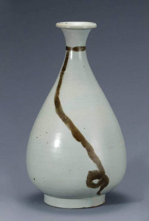 병 외부를 타고 내려오는 곡선 무늬가 매력적인 백자철화끈무늬병. [국립중앙박물관]