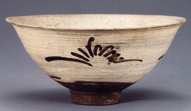 간결한 붓놀림으로 풀을 그려낸 분청사기철화풀무늬대접. [국립중앙박물관]
