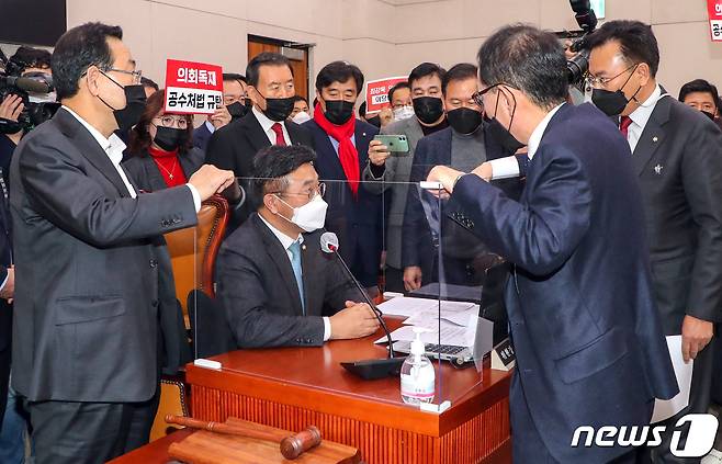 윤호중 법사위원장이 8일 서울 여의도 국회에서 열린 법제사법위원회 전체회의에서 고위공직자범죄수사처 설치 및 운영에 관한 법률 일부개정법률안을 통과시키려 하자 주호영 원내대표 등 국민의힘 의원들이 항의하고 있다. 2020.12.8/뉴스1 © News1 성동훈 기자