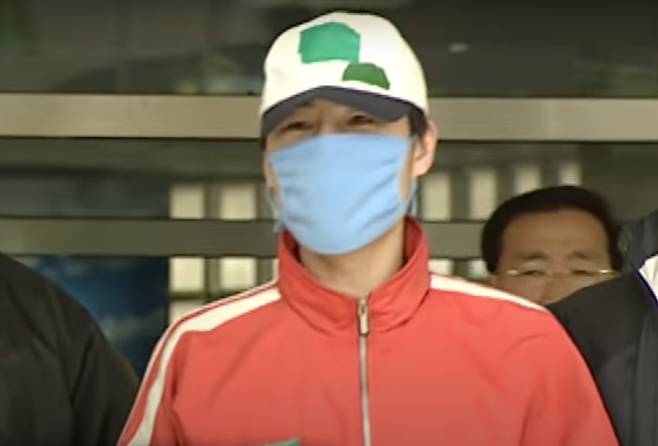 경찰에 붙잡혀 나오는 정남규(.(SBS 그것이 알고 싶다 공식 유튜브 계정 영상 갈무리)© 뉴스1