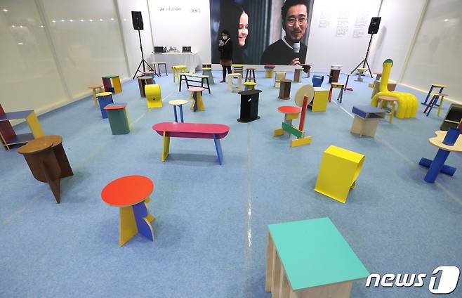 9일 서울 강남구 코엑스에서 열린 '제19회 서울디자인페스티벌'에서 시민들이 코로나19로 거리두고 놓인 다양한 종류의 색상과 디자인의 의자를 관람하고 있다.2020.12.9/뉴스1 © News1 송원영 기자
