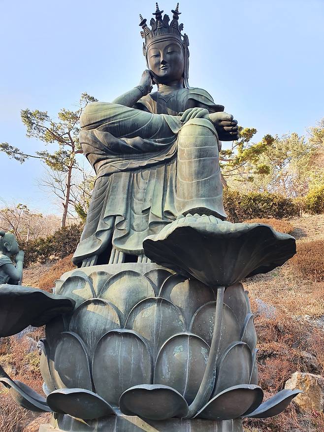 와우정사의 미륵보살반가사유상. 높이가 6미터에 이르는 큰 불상입니다. /김한수 기자
