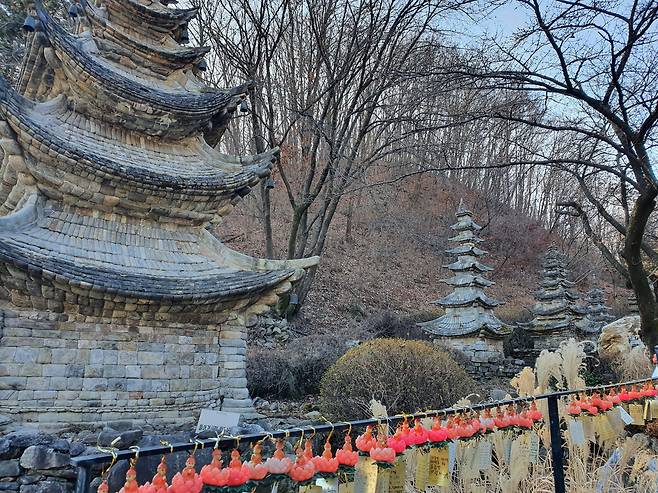 와우정사 계곡 옆의 탑. 국내에선 보기 드물게 돌과 기와를 쌓아서 만들었습니다. /김한수 기자