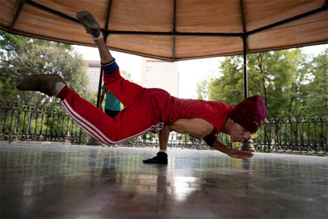 국제올림픽위원회(IOC)는 젊은층에 인기 있는 브레이크댄스를 2024 파리 올림픽 정식종목으로 채택하기로 8일 최종 승인했다. 멕시코의 한 브레이크댄서가 멕시코시티의 공원에서 브레이크댄스를 연습하고 있다. 멕시코시티=AP 뉴시스