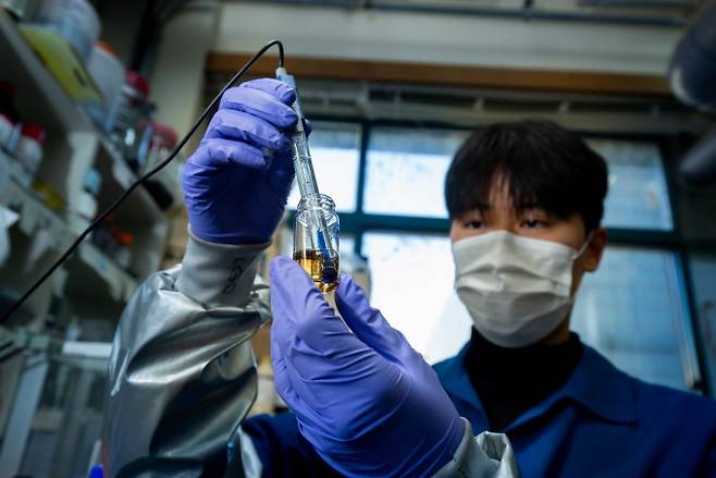 김상욱 KAIST 신소재공학과 교수가 이끄는 연성나노물질연구실&nbsp;박사과정&nbsp;이강산 연구원이 고순도로 정제된 그래핀 산화물의 수소이온농도(pH)를&nbsp;측정하고 있다. 남윤중 제공