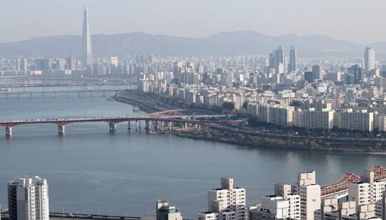서울 매봉산에서 바라본 송파구, 강남구 일대 아파트 밀집 지역 모습. 



연합뉴스