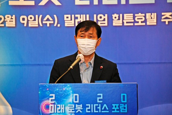 ‘2020 미래 로봇 리더스포럼’이 파이낸셜뉴스, 한국로봇산업협회 주최로 9일 서울 소월로 밀레니엄 힐튼호텔에서 열렸다. 이학영 산업통상자원중소벤처기업위원회 위원장이 축사를 하고 있다. 사진=박범준 기자