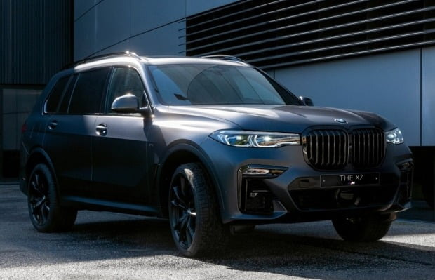 BMW 코리아가 25주년 기념 한정판으로 선보이는 뉴 X7 M50i 다크 섀도우 에디션. 사진=BMW 코리아