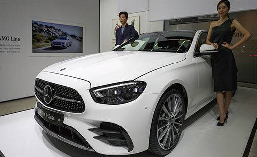 벤츠의 한국 수입차 판매 1위 질주가 이어지면서 효성은 수입차 판매(딜러) 시장에서 코오롱을 제치고 1위 행진을 이어가고 있다. 벤츠가 최근 출시한 중형 세단 E클래스의 페이스 리프트 모델.