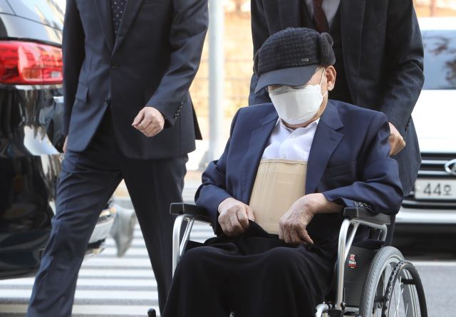 이만희 교주가 지난달 16일 열린 재판 출석을 위해 휠체어를 타고 경기도 수원지법으로 들어가고 있다. 연합뉴스