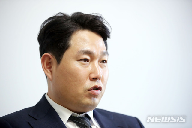 [서울=뉴시스] 박미소 기자 = 양의지 한국프로야구선수협회장이 지난 8일 오후 서울 중구 뉴시스 본사에서 인터뷰를 하고 있다. 인터뷰는 마스크를 한 상태로 진행했으며, 사진 취재를 위해 동의를 얻은 후 잠시 마스크를 벗은 상태로 촬영했다.  2020.12.09. misocamera@newsis.com