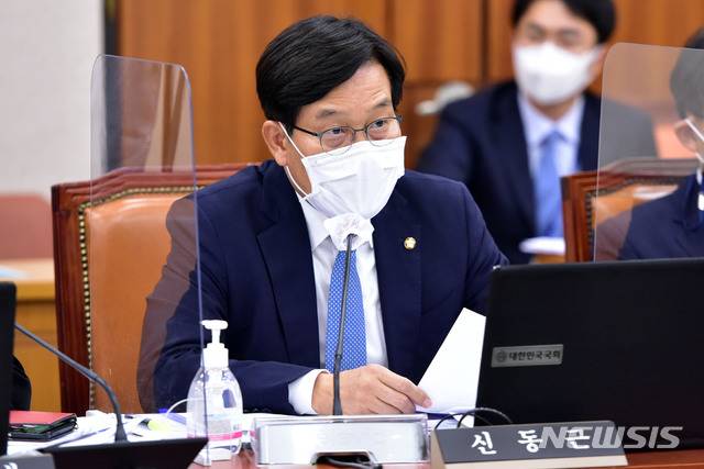 [서울=뉴시스] 전진환 기자 = 신동근 더불어민주당 의원이 15일 서울 여의도 국회에서 열린 법제사법위원회의 감사원에 대한 국정감사에서 질의하고 있다. (공동취재사진) 2020.10.15.photo@newsis.com