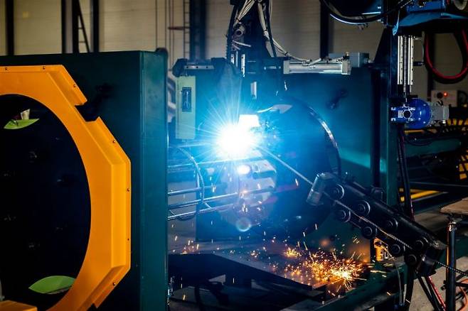 이노빌트 제품인 ㈜한국소재의 SP-CIP 강관철근망을 용접 가공하는 모습(사진=포스코 제공)