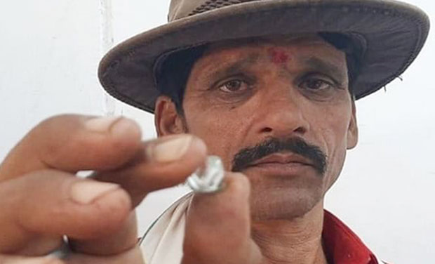 7일(현지시간) 인디아TV는 마디아프라데시주 판나 지역의 한 농부가 광산 지대에서 14.98캐럿짜리 다이아몬드를 채굴했다고 보도했다.