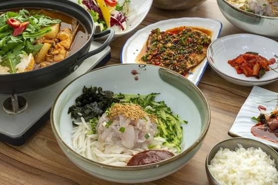 영일대 해수욕장 인근 '마라도회식당'의 '물회' 상차림. 매운탕과 가자미찜 등이 깔린다.