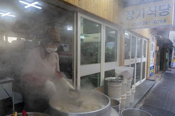 소머리곰탕으로 이름난 장기식당. 소고기가 듬북 담긴 뚝배기에 육수를 토렴하는 손길이 분주하다.