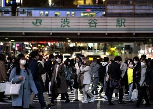 일본에서 신종 코로나바이러스 감염증(코로나19) 하루 신규 확진자 수가 최다치를 기록한 지난 9일 도쿄 시부야역 주변이 인파로 붐비고 있다.[연합뉴스]