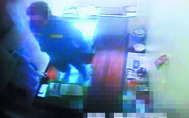 조두순이 2010년 경북 청송교도소 엄중격리사동에서 당시 이귀남 법무부 장관과 대화하고 있다. 국민일보DB