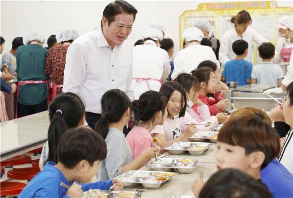 안양시육아종합지원센터가 우수 운영사례 공모전 대상에 선정, 9일 보건복지부장관상을 수상했다고 안양시가 10일 밝혔다. / 사진제공=안양시