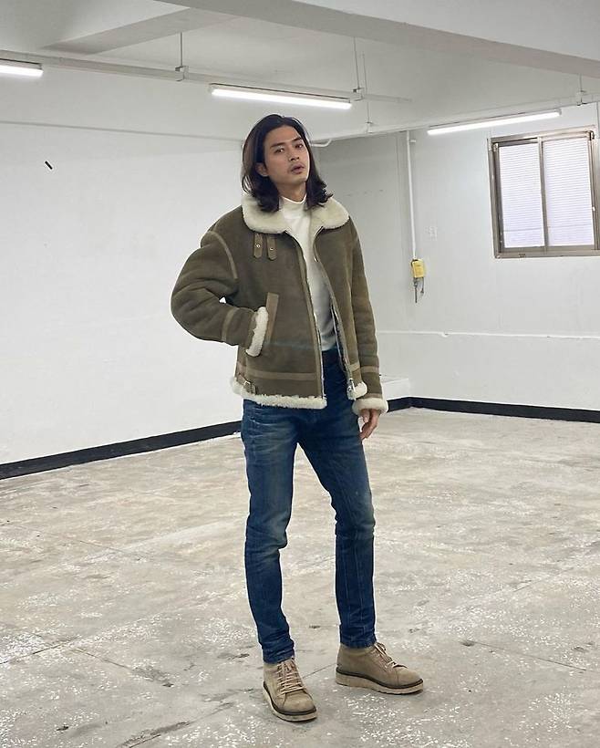 Slight Lion Feelings Kim Ji-hoon, todays extraordinary fashion senseKim Ji-hoon boasted an extraordinary sense of fashion.Kim Ji-hoon released several photos on December 10 on his Instagram with an article entitled Today is a little Lion Feelings.His trademark long-haired hairstyle stands out.