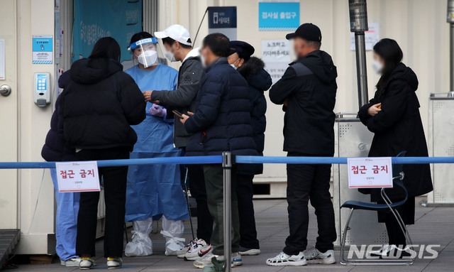 [서울=뉴시스]김선웅 기자 = 국내 코로나19 신규 확진자 수가 682명으로 나타난 10일 서울 중랑구 서울의료원 내 코로나19 선별진료소에서 의료진이 검사 안내를 하고 있다. 2020.12.10. mangusta@newsis.com