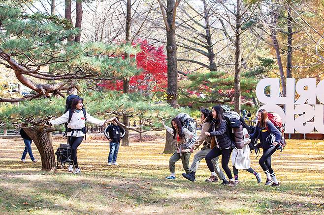캠핑장 조성 예정지인 세쿼이아 훼밀리가든에 입성하는 캠퍼들.