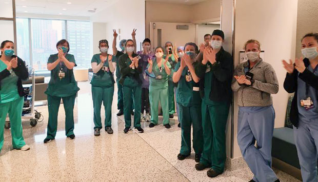 4월 24일 코로나19 완치 판정을 받고 퇴원하는 거슨에게 박수를 보내는 뉴욕 티쉬종합병원 의료진들.