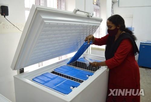인도 남부 벵갈루루에서 냉동 설비를 점검하는 담당자. [신화=연합뉴스]